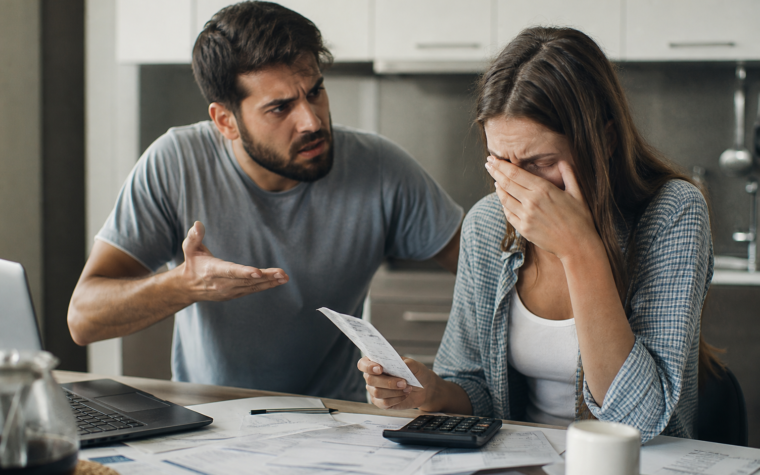 Abuzul financiar în cuplu și comportamentele confundate cu grija pentru familie