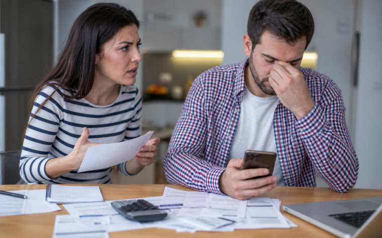 Infidelitatea financiară și semnele că partenerul ascunde bani sau datorii