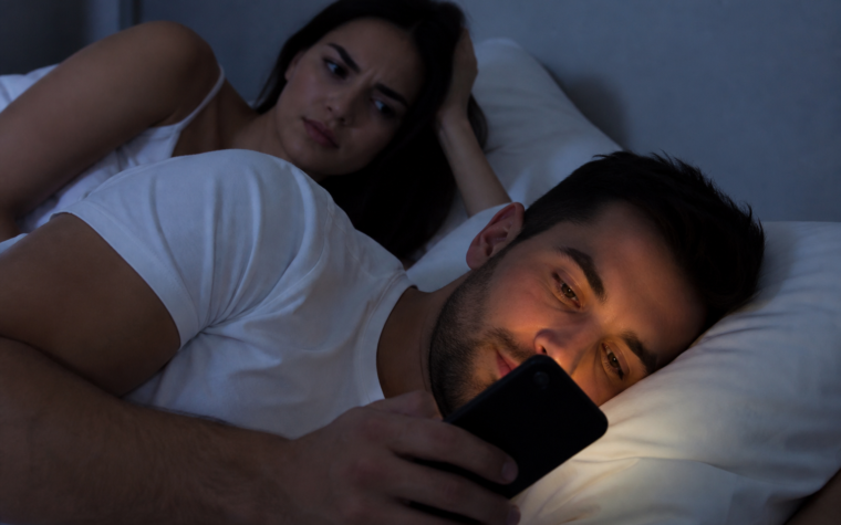 Înșelatul emoțional online și momentul în care o conversație devine infidelitate